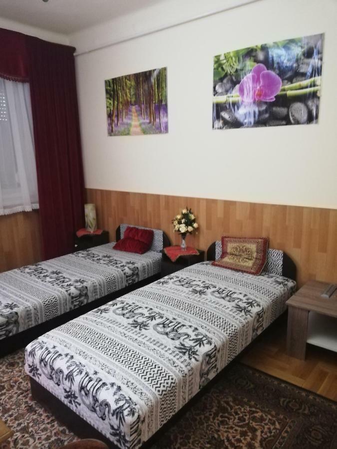 Szoboszlofonix Vendeghaz Hotel ไฮจ์ดุสโซบอสโล ภายนอก รูปภาพ